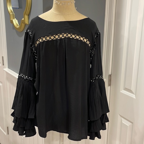 See and Be Seen Tops - Size small See and Be Seen Flowy Top